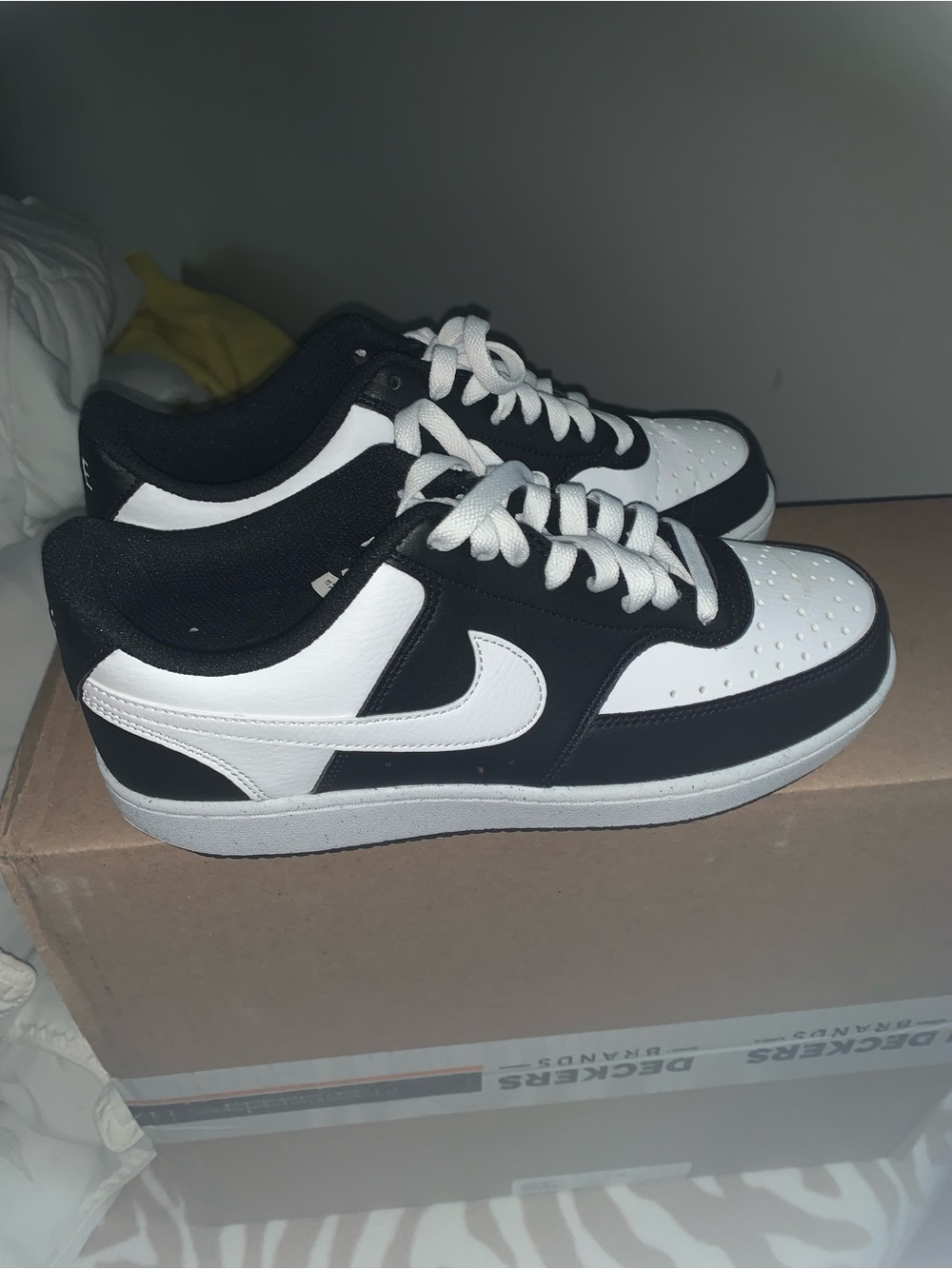 Nike Black and White Low-Top Athletic Sneakers Womens size 7.5